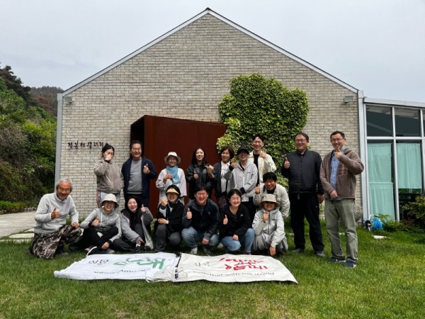 정봉채 갤러리 단체사진.jpeg