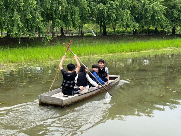 쪽배 체험중인 아이들1.jpeg