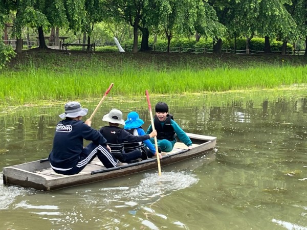 쪽배 체험중인 아이들2.jpeg