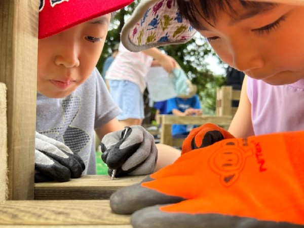 목공 수업 집중중인 아이들.jpeg