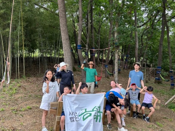 벤치에 앉아서 단체 사진.jpeg