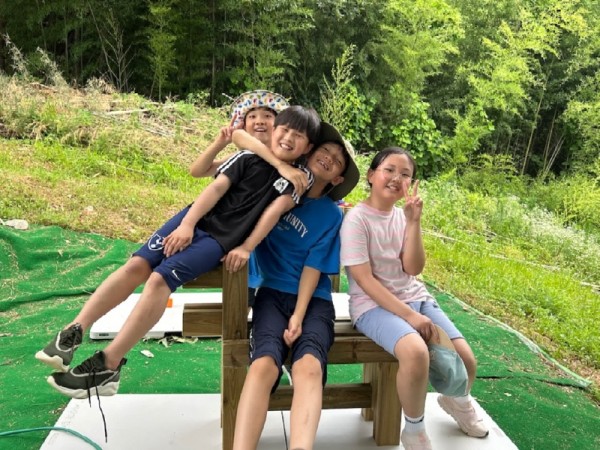 완성한 벤치 위에 앉아 찰칵.jpeg