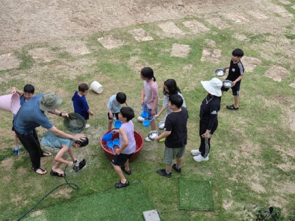 물축제 중인 아이들.jpeg