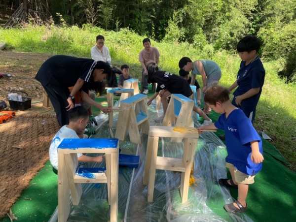 페인트 칠 중인 어린이 회원.jpeg