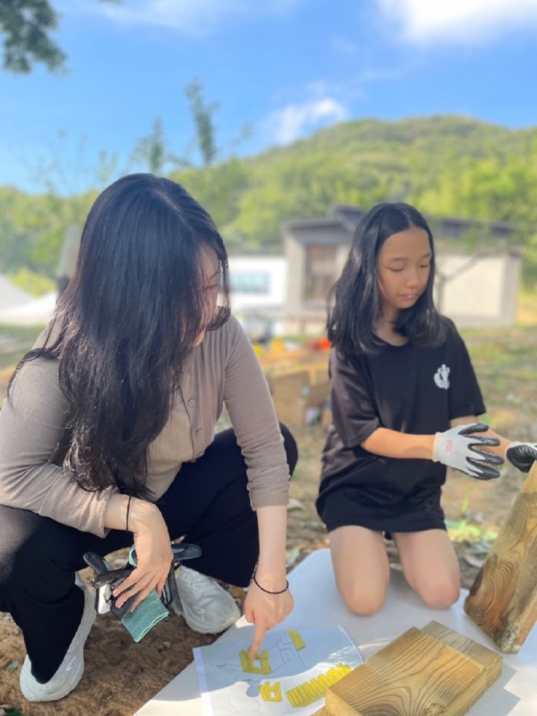 청년선생님과 아이.jpeg